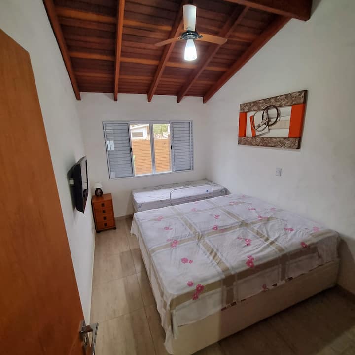 Spavaća soba sa apartmanom, bračnim krevetom i krevetom za jednu osobu.