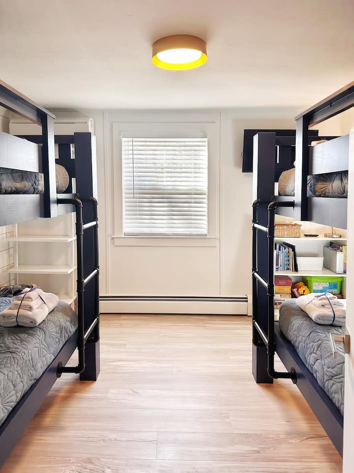 Poschodová izba pre deti! Spodné lôžka spia aj dospelí. Poschodové postele sú vyrobené na mieru. 