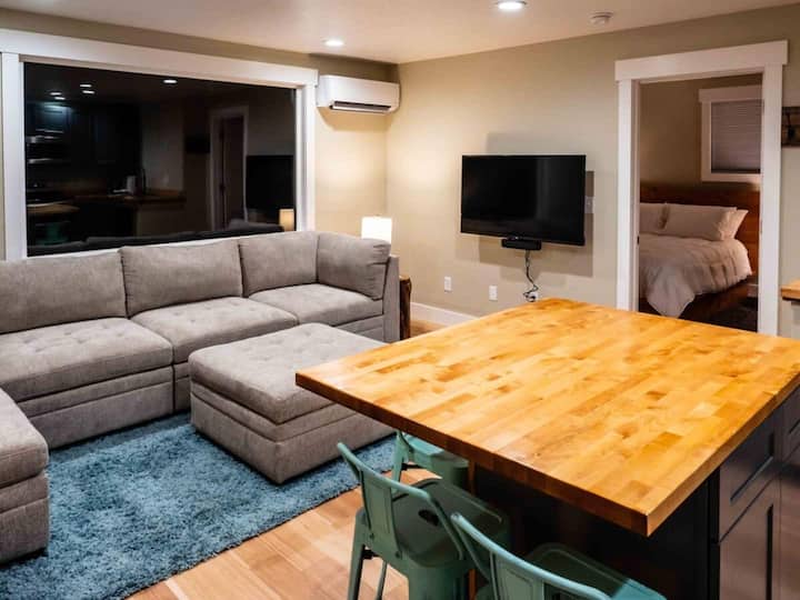 Downtown 1 Br – Queen Suite, Patio, Fire Table - Cody, WY
