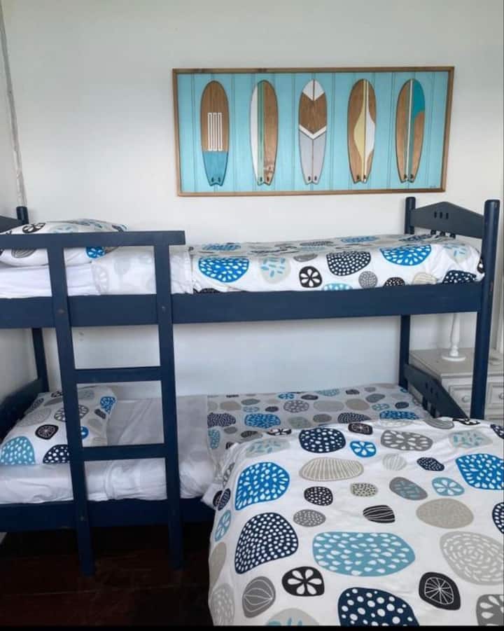 4 أجنحة مع مكيف هواء؛
سريران مفردان يشكلان معًا سريرًا مزدوجًا وسرير بطابقين.