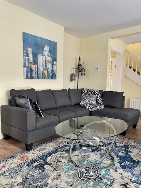 King bed! 3 bedroom Retreat Close to Downtown