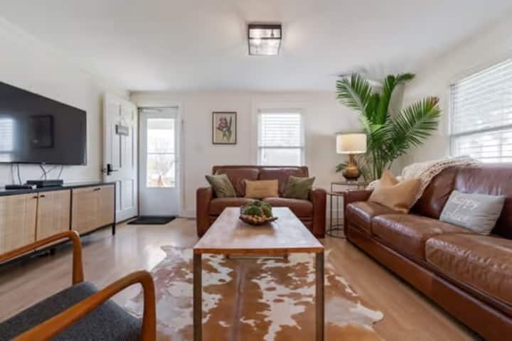 ¡La espaciosa sala de estar se abre al comedor y a la cocina!