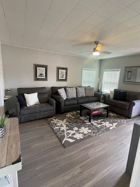 Cozy near Main Street, sleeps 6