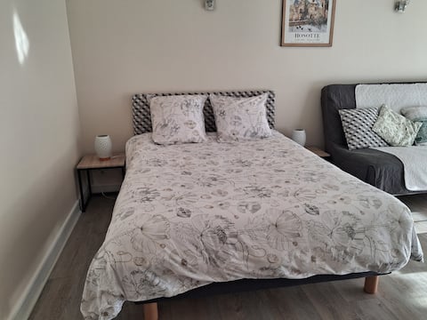 Top Airbnb: Pleasant, bright, quiet studio with private parking in Auxerre