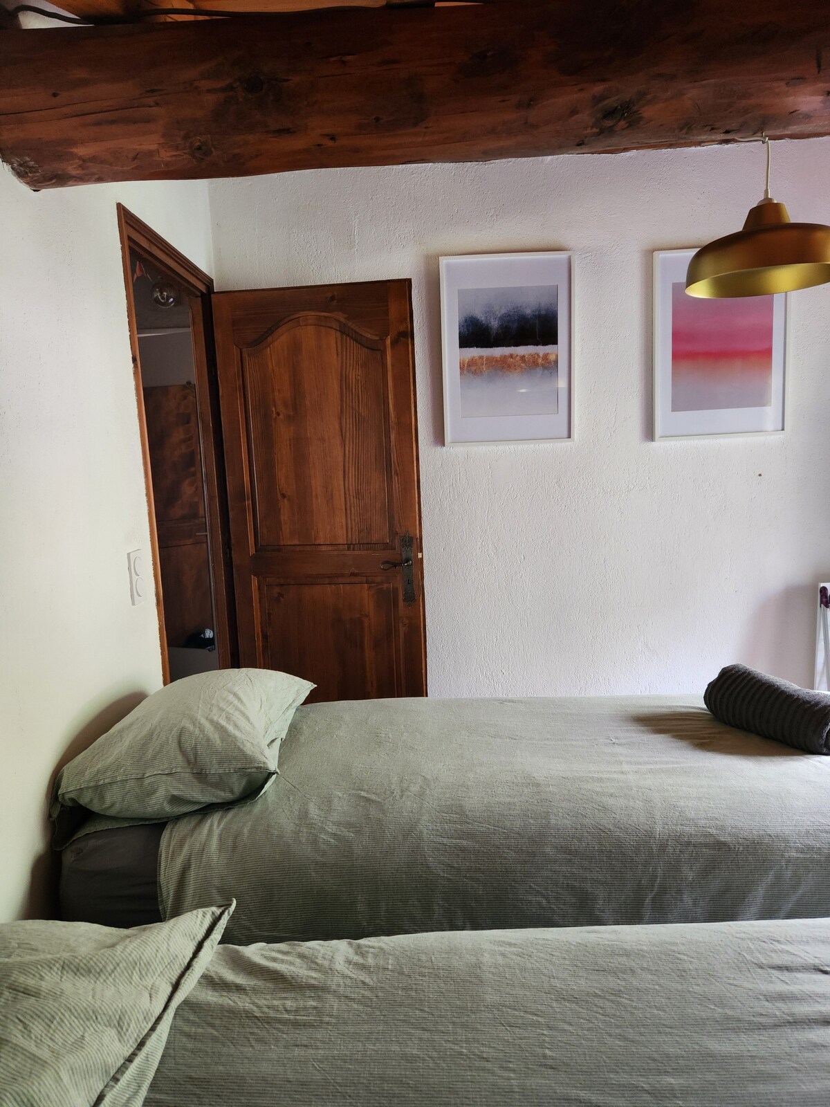 Двокреветна соба со гардероба и складиште. Пристап до балкон и поглед на планината Блан.