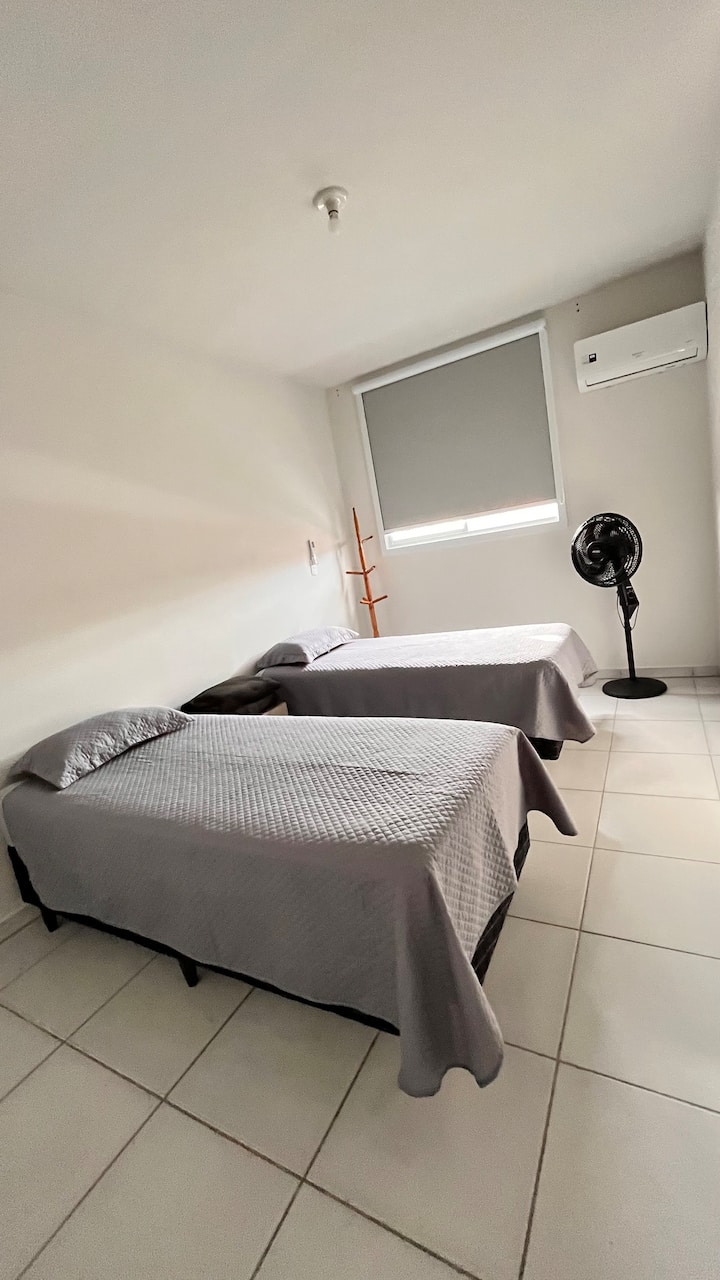חדר יחיד עם 2 מיטות, קופסה ומזגן 