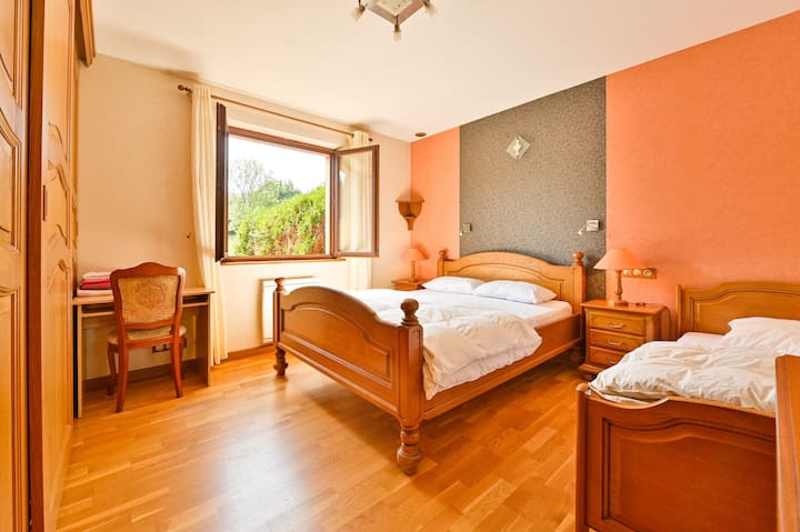 חדר שינה 1 בקומת הקרקע צמוד לחדר רחצה 1 ושירותים 1 ונגיש לאנשים עם מוגבלויות