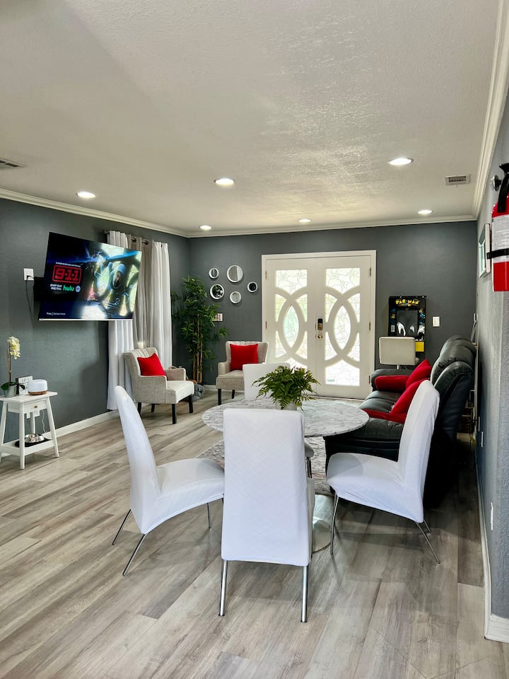 9 Guest Accommodation, Jacuzzi Bathtub, 2 Bdr.