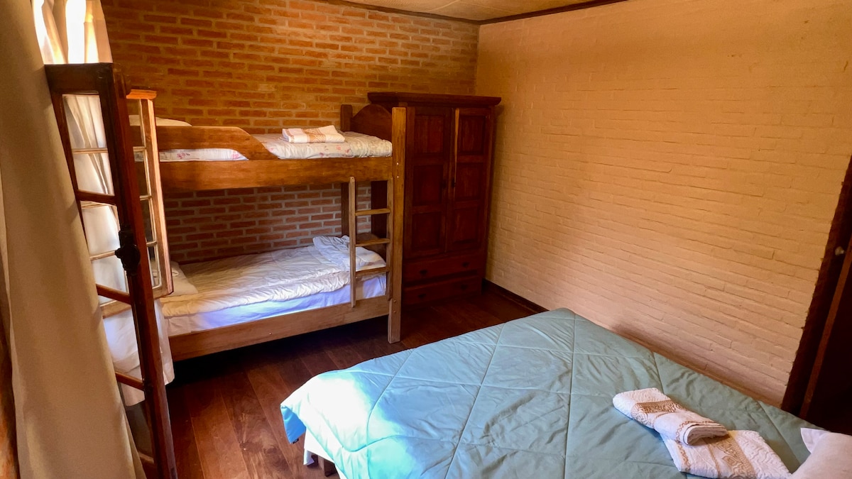 Klima-uređaj, bračni krevet (160x200) i krevet na kat s krevetima dimenzija 1,88x0,88 m. Pristup balkonu.