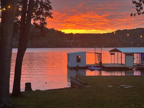 Cozy Lakefront Getaway in Ivy Bend
