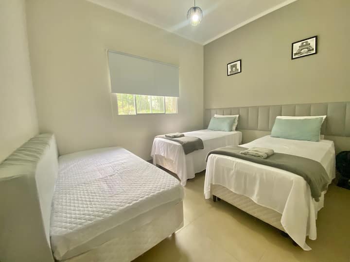 Chumba cha 3 cha kulala, chenye vitanda 3 vya mtu mmoja, na vitanda 2 vya kawaida ni kitanda kingine cha usaidizi, pamoja na godoro moja.