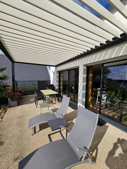 Bright villa with sea view, 100m from beach