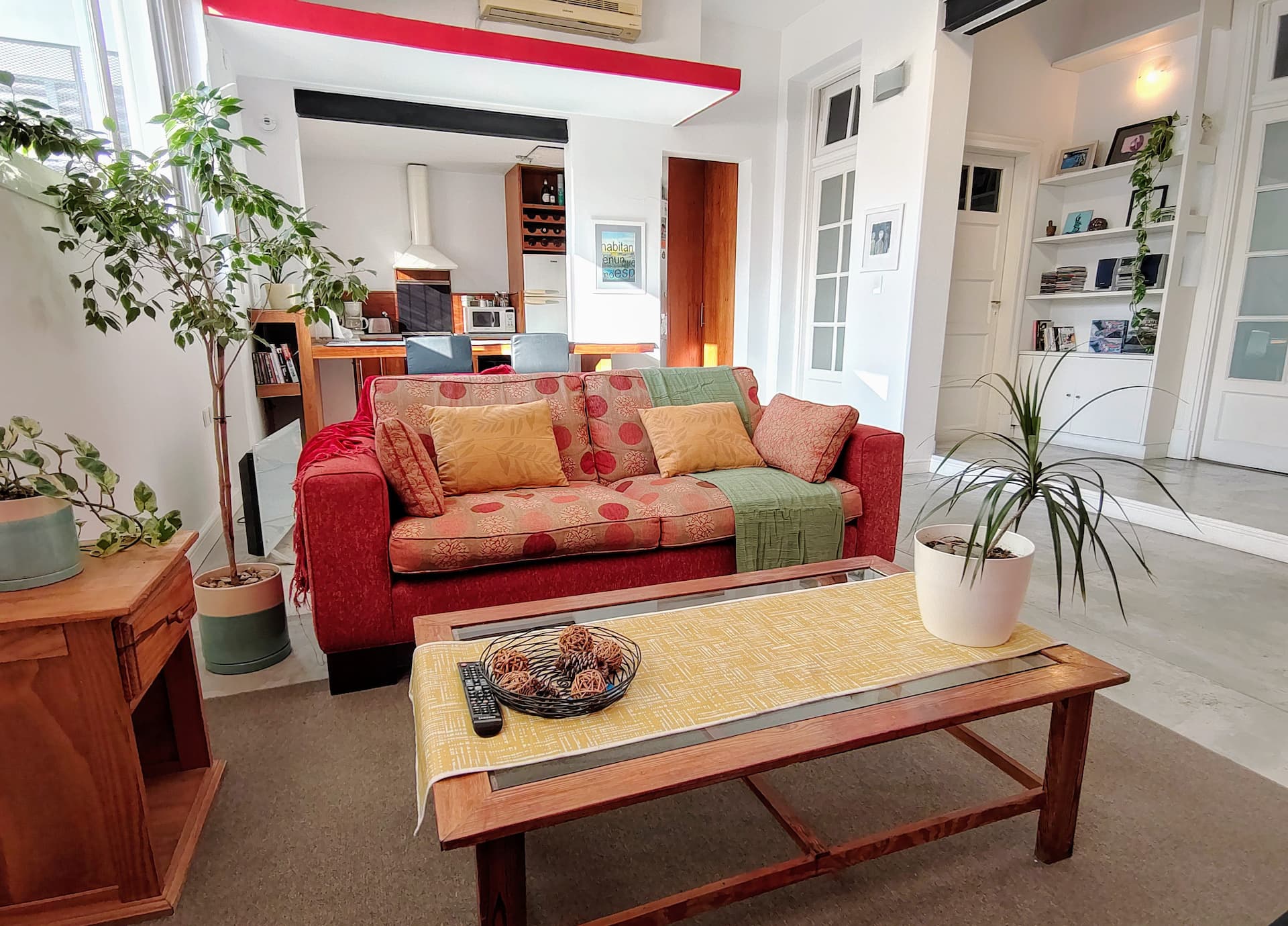 Bright, quiet two-bedroom apartment in Monserrat