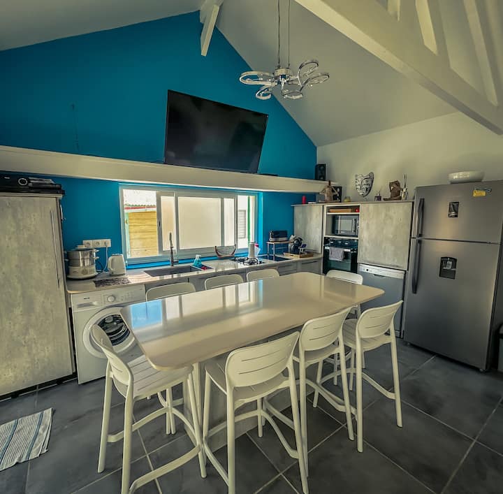 Дневна соба со американска кујна, висока маса за вашите оброци .