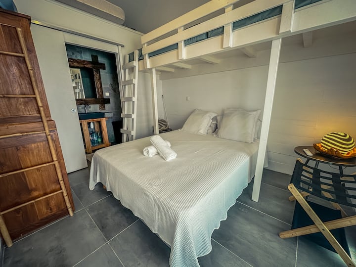 Дупли кревет ( 160 ) и сопствена бања со тоалет.
Мезанинот не е достапен за станарите .