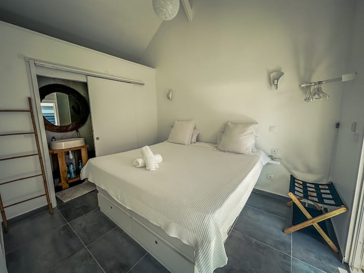 Брачен кревет (широк 150-179 см) и сопствена туш-кабина 