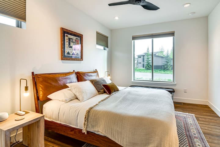 Bedroom 1 | King Bed | 1st Floor | Closet Storage