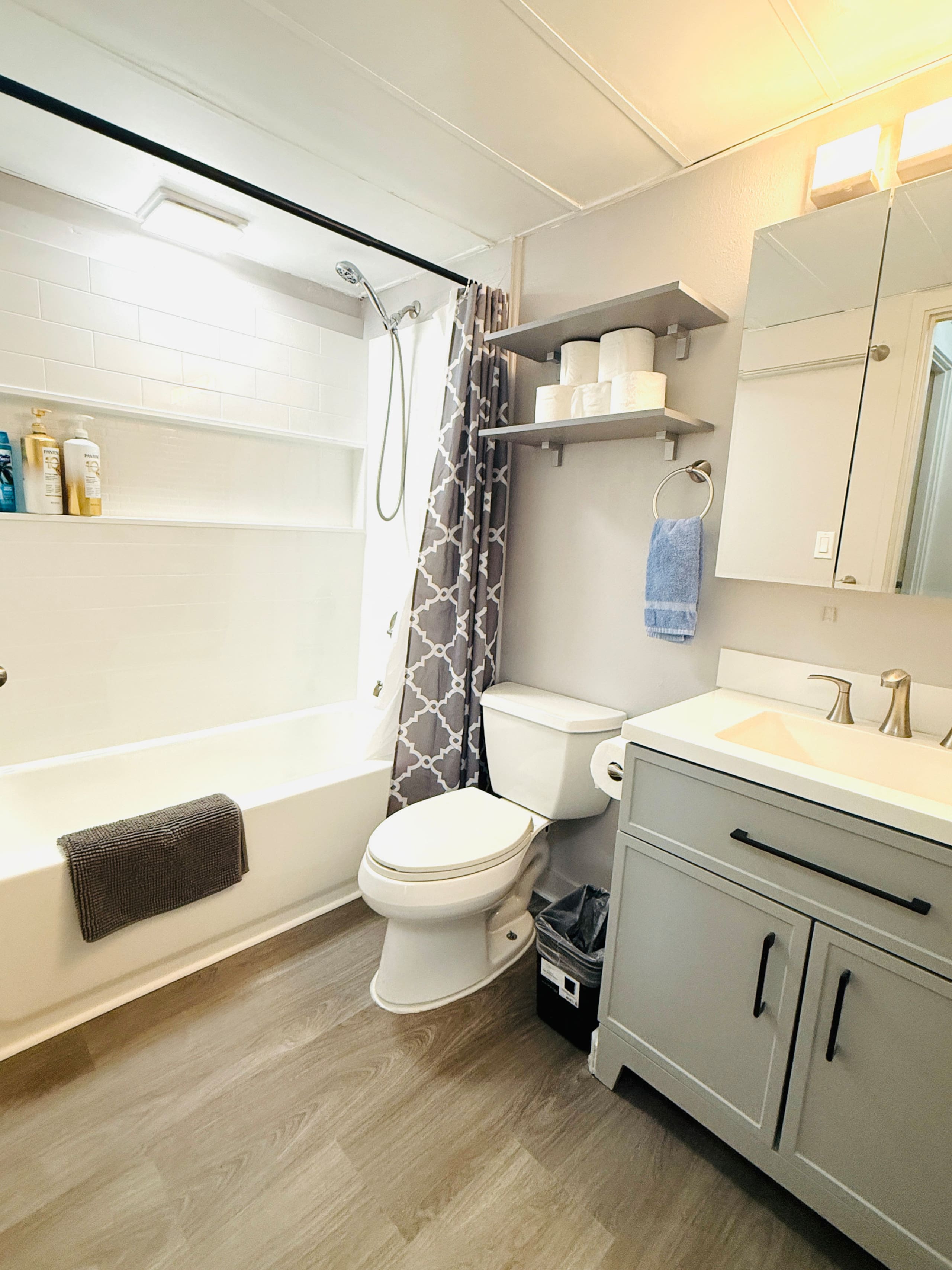 Condo in Honolulu · ★4.82 · 2 bedrooms · 4 beds · 1 private bath - Image 20