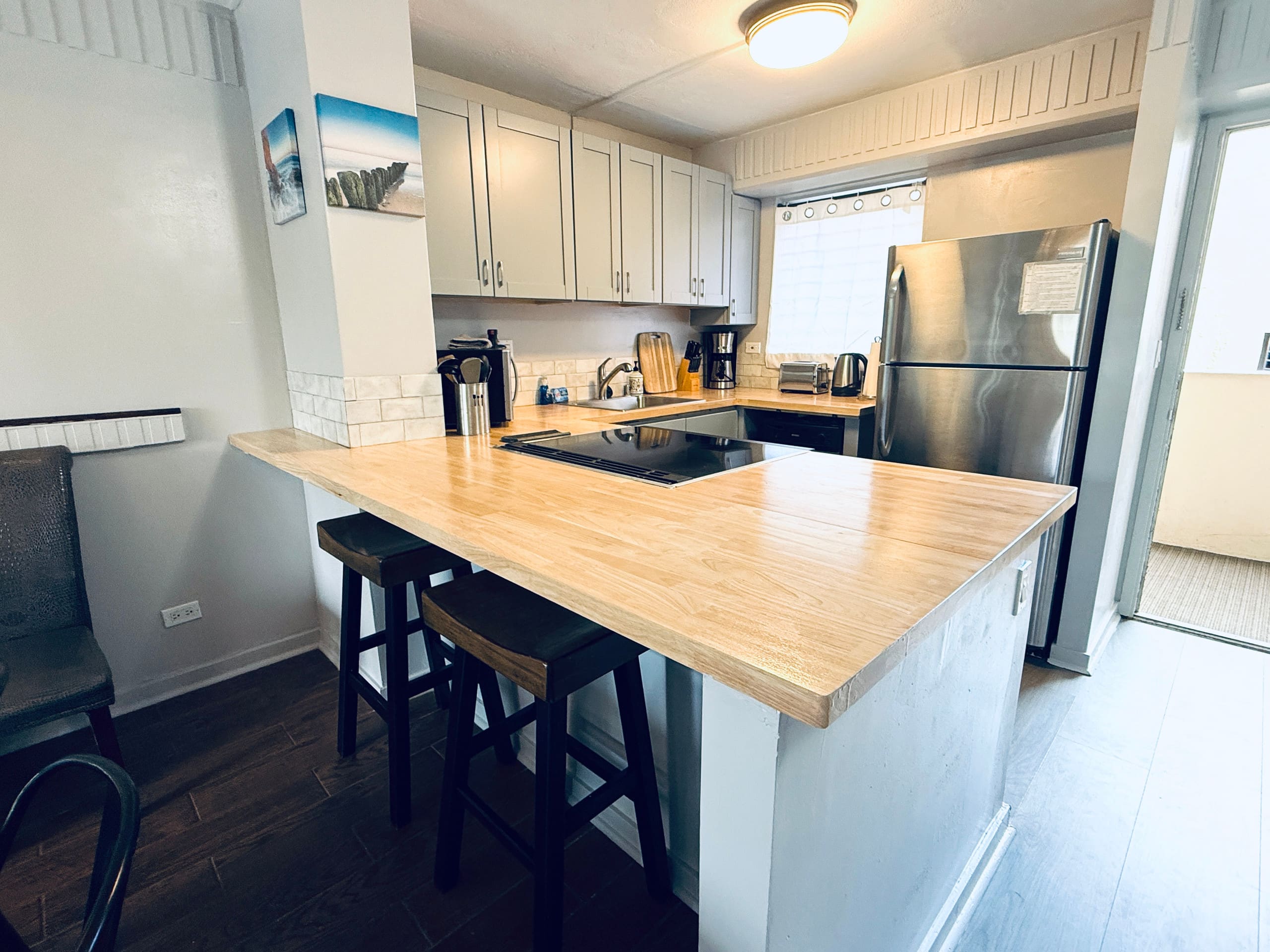 Condo in Honolulu · ★4.82 · 2 bedrooms · 4 beds · 1 private bath - Image 10