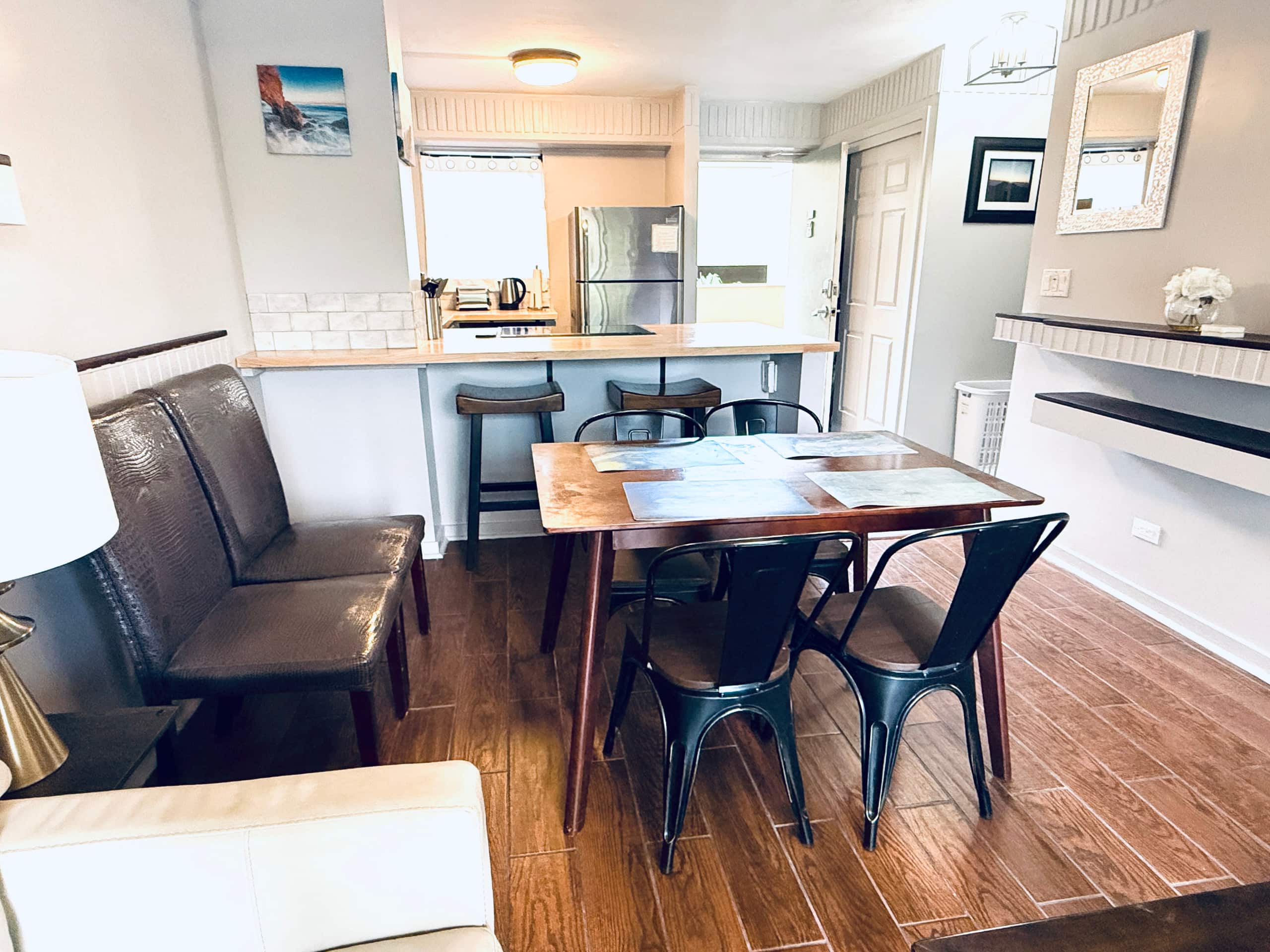Condo in Honolulu · ★4.82 · 2 bedrooms · 4 beds · 1 private bath - Image 15