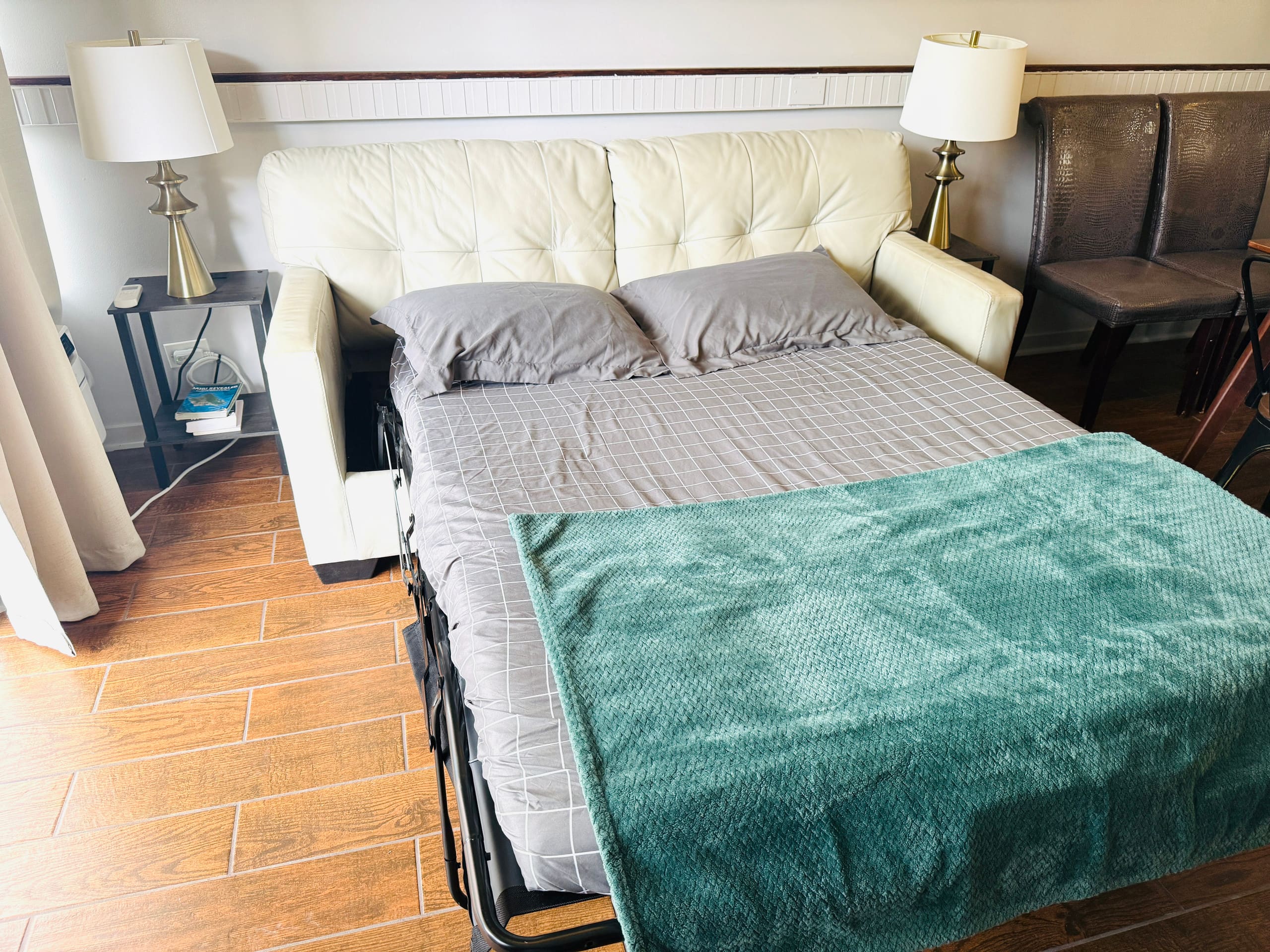 Condo in Honolulu · ★4.82 · 2 bedrooms · 4 beds · 1 private bath - Image 2