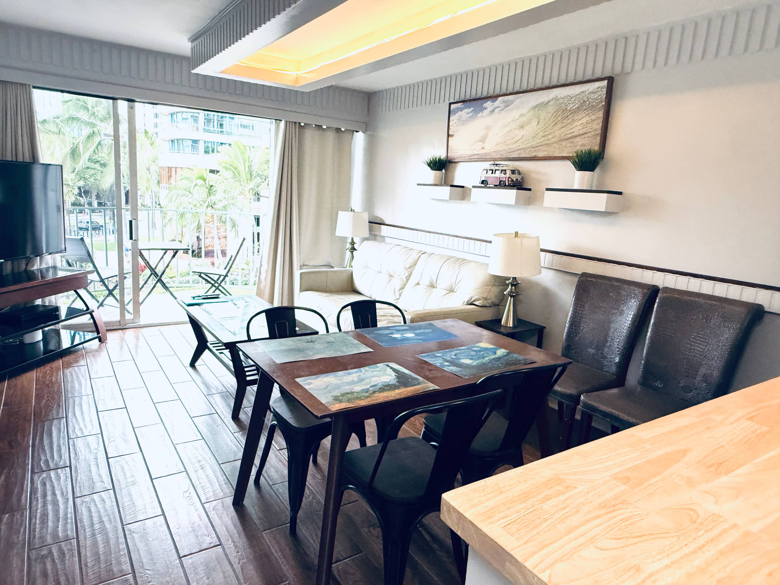 Condo in Honolulu · ★4.82 · 2 bedrooms · 4 beds · 1 private bath - Image 4