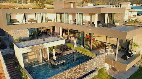 Contemporary House in a Condominium in Represa