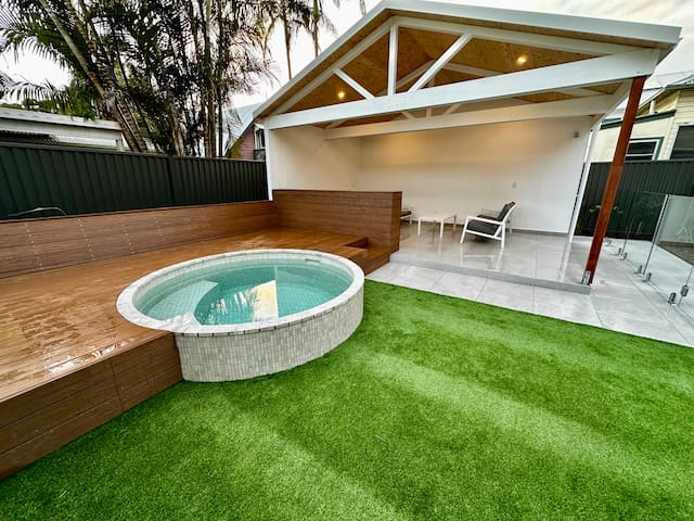 White Haven Byron Bay walk to town accommodates 12