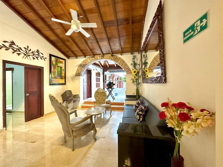 Beautiful 6 Bedroom House In The Old City - Cartagena