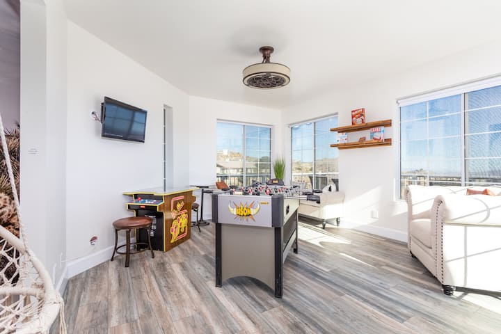 ห้องเล่นเกม 1 จาก 2!  ท้าทายเพื่อนๆ ให้เล่นฟุตบอลโต๊ะ เล่นเกมคลาสสิกอย่างแพ็กแมน หรือผ่อนคลายด้วยเกมกระดานสำหรับทุกวัย ไม่ว่าจะเป็นความสนุกสนานของครอบครัวหรือเสียงหัวเราะยามดึก ที่พักนี้ได้รับการออกแบบมาเพื่อการเชื่อมต่อ การแข่งขัน และช่วงเวลาที่ดี