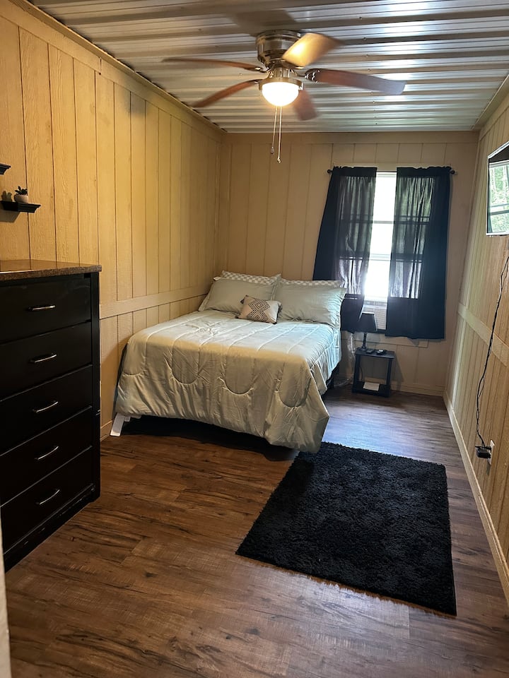 Кревет со целосна големина, на горниот кат во D2