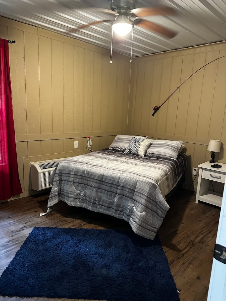 Кревет со целосна големина, на горниот кат во D2