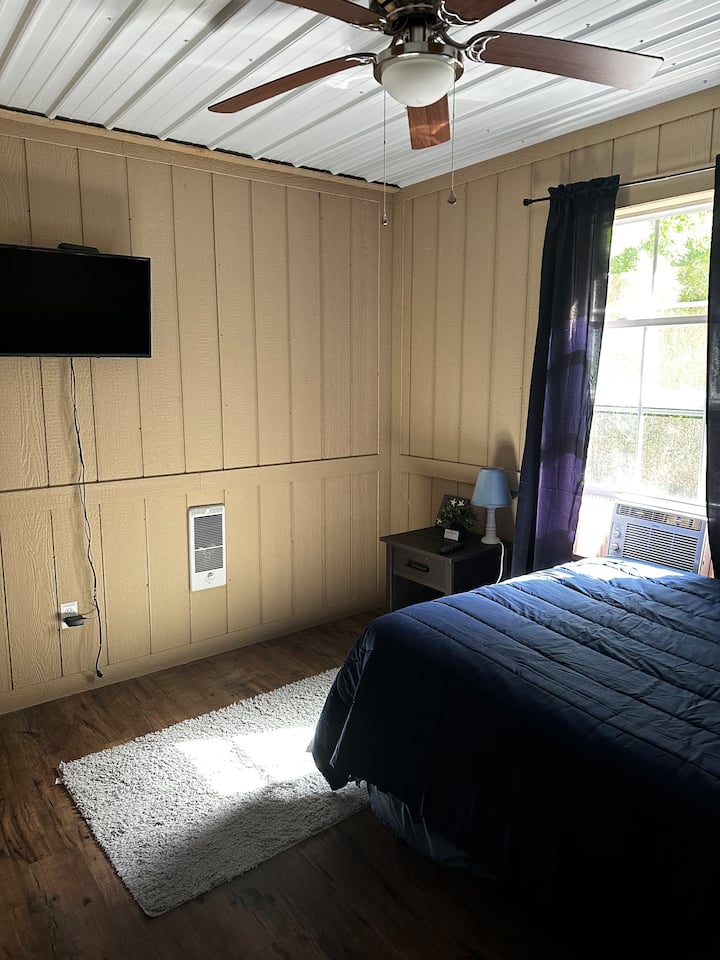 Кревет со целосна големина, на горниот кат во D2 