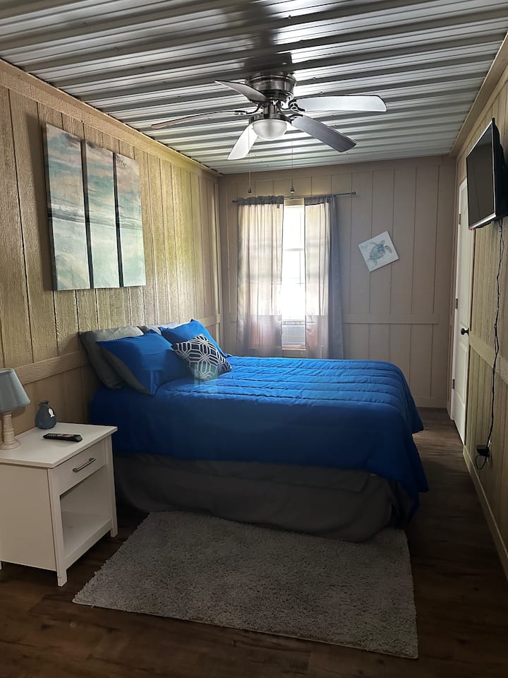 Кревет со целосна големина, на горниот кат во D2