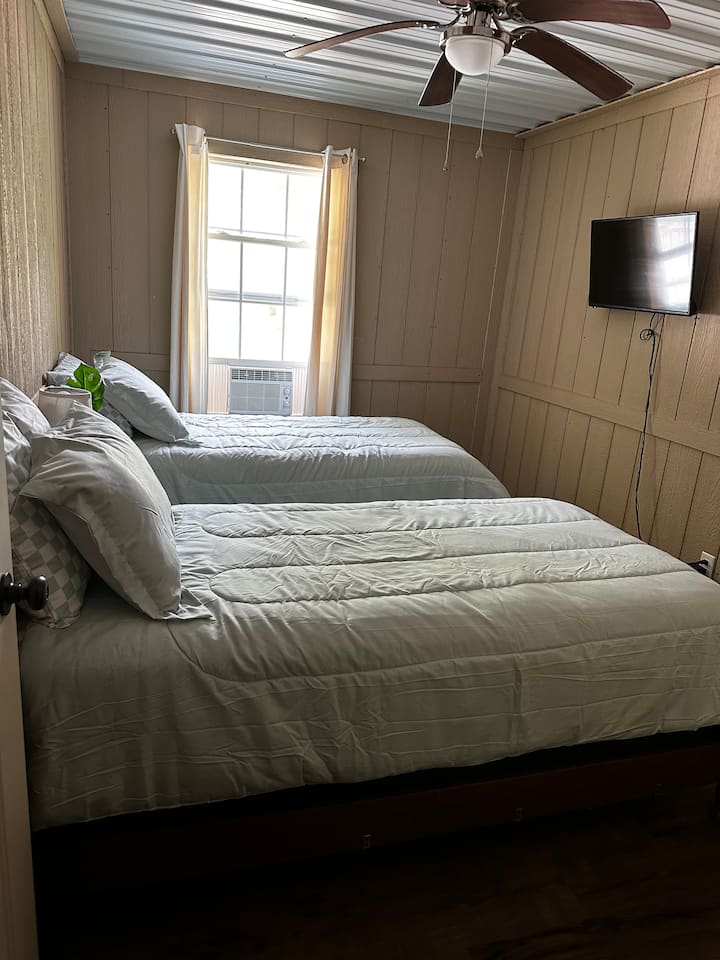 Два двокреветни кревета на горниот кат, D2