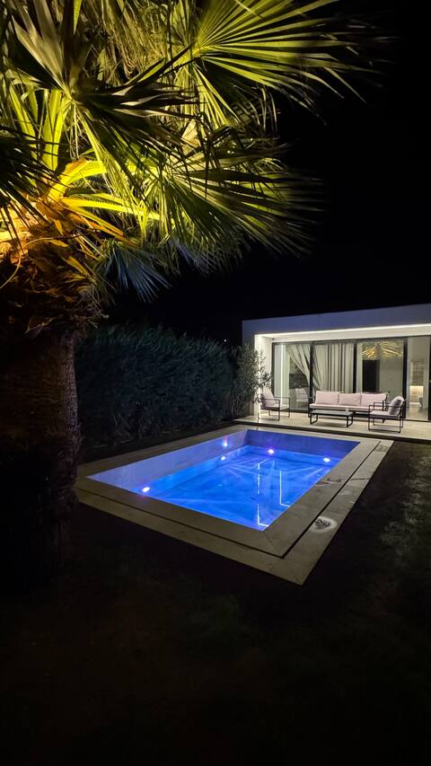 White Beach Villa 2 - Luxury