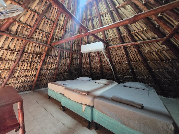 Chambre triple de type LOFT sur le toit, accessible par des escaliers. Ne convient pas aux personnes à mobilité réduite ou limitée.