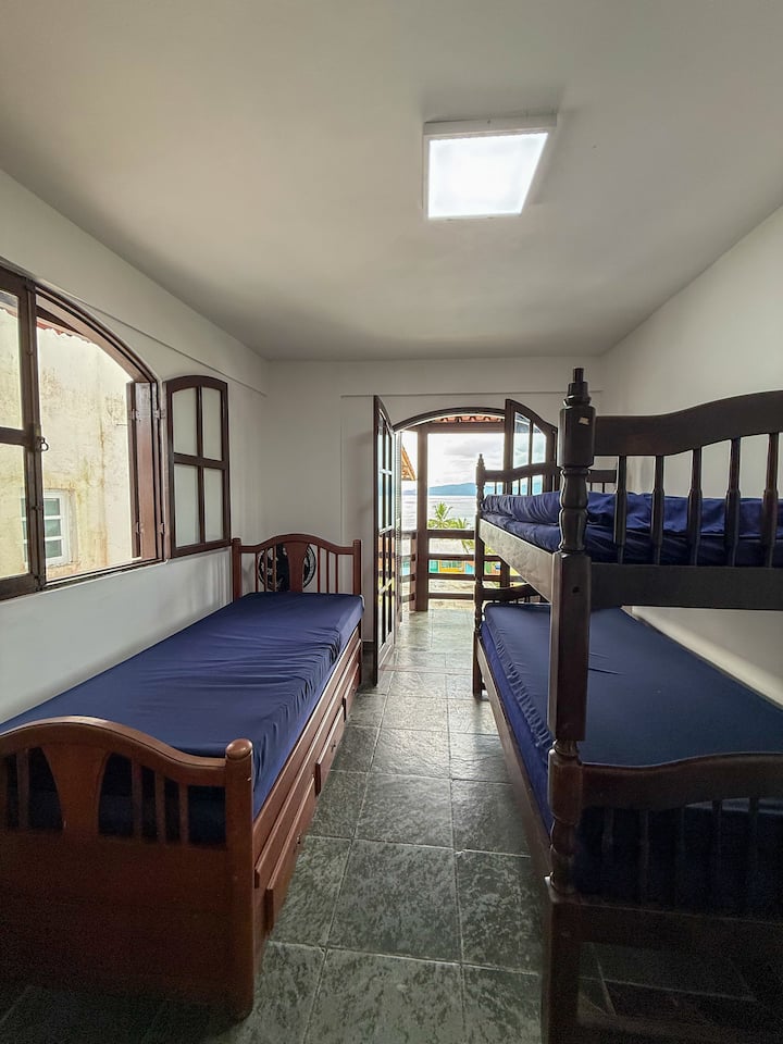 No ofrecemos ropa de cama ni toallas.