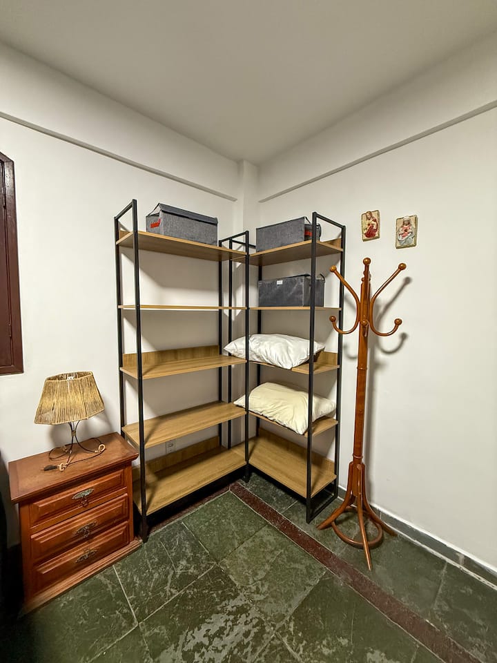 No ofrecemos ropa de cama ni toallas.