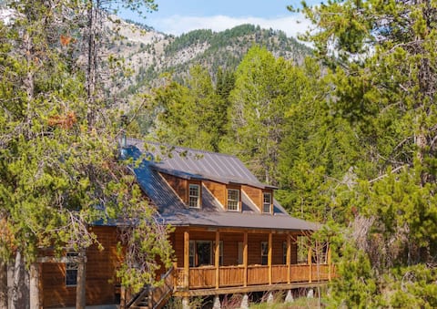 Winter Snowmobile Retreat | Hot Tub | Big Parking