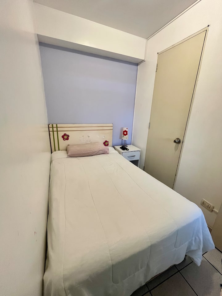 H4: Cama individual, TV Smart 19 pulgadas, sin closet y sin ventana 
