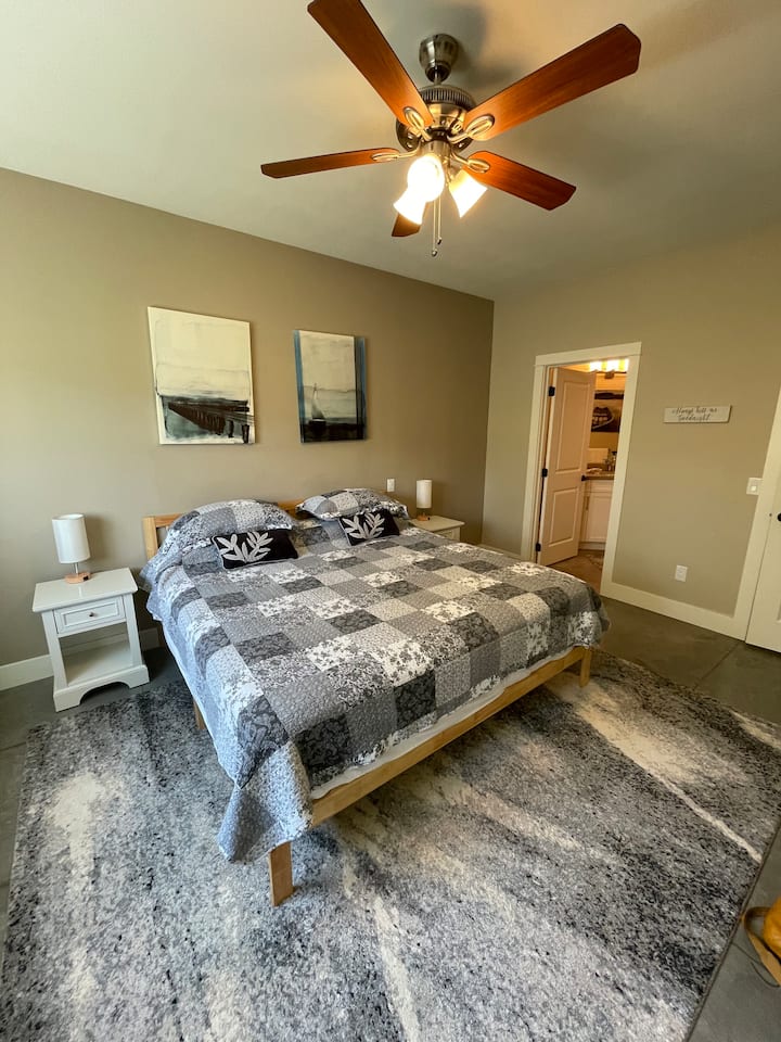 חדר שינה 4 ראשי בקומה הראשית עם מיטת קינג סייז וחדר רחצה צמוד פרטי.