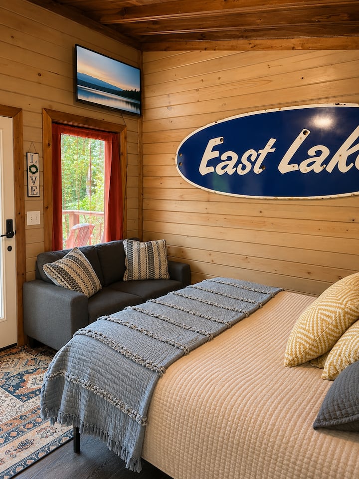 Hawk's Nest Treehouse | Hot Tub + Fall Views - Treehouses for Rent