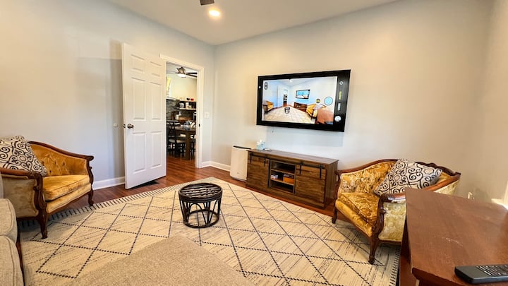 Bright & Cozy 2-bed Home W Free Parking & Laundry” - Rhode Island
