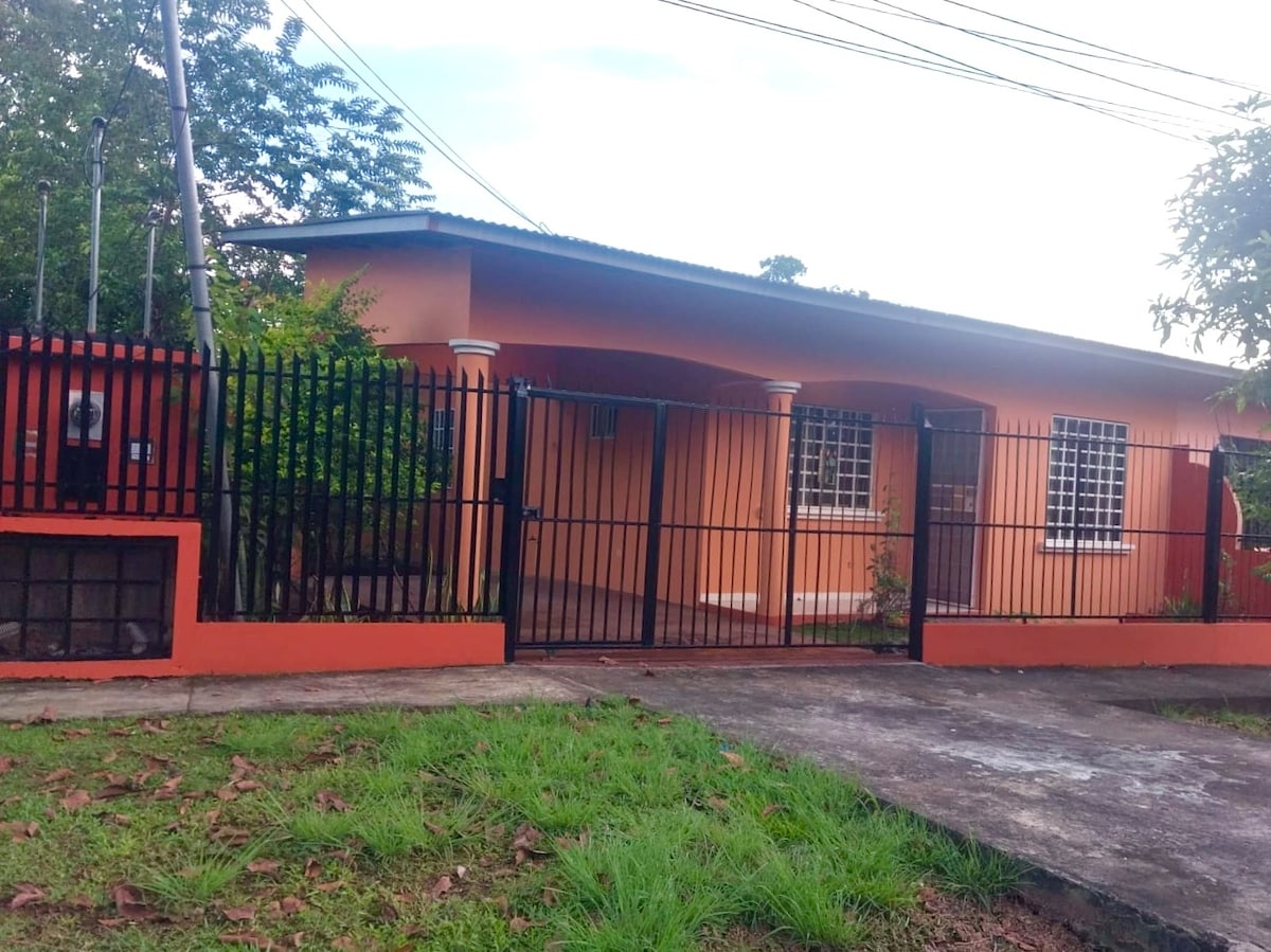 Three-bedroom duplex house, fenced and with a covered garage at Casa tipo dúplex completa in David
