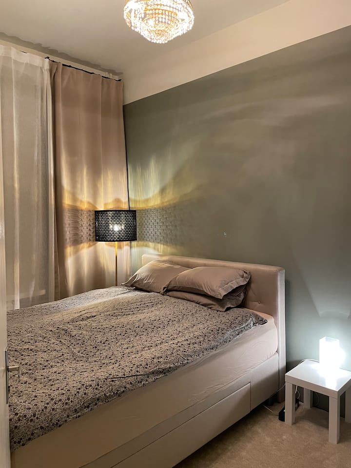 Ново 160 х 200 легла. Нови лампи и завеси. Удължителни кабели с USB контакти от двете страни на леглата, за да улеснят зареждането на телефоните ви.