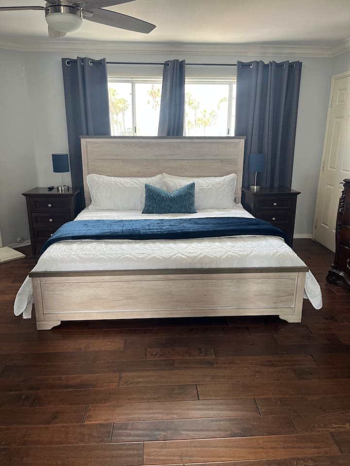 Брачен кревет (широк 180-220 см) со душек од мемориска пена