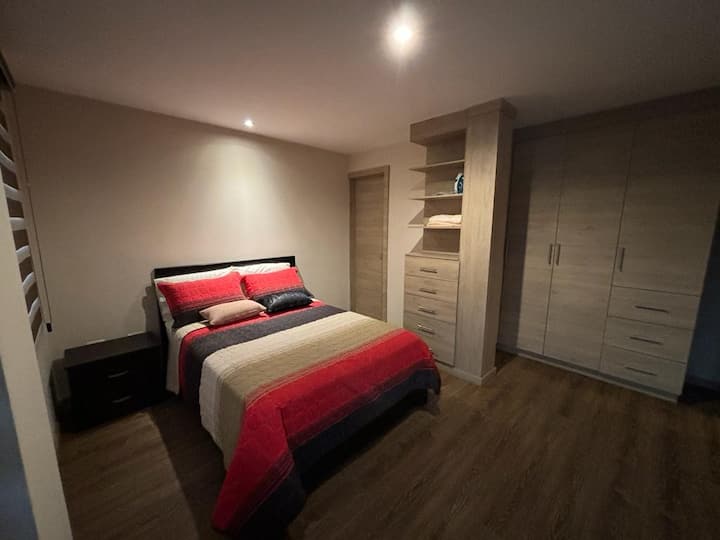 غرفة نوم رئيسية مع حمام داخلي 