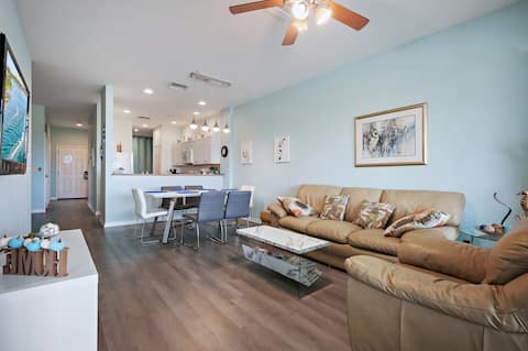 Top performing Airbnb: Lovely 2-Bedroom + Den Condo in Greenlinks Resort in Lely Resort