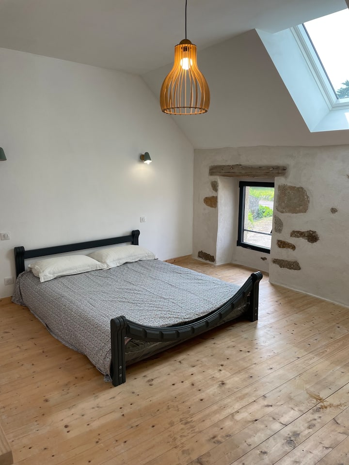 Спалня със 150 см легло 
Намира се над салона.
